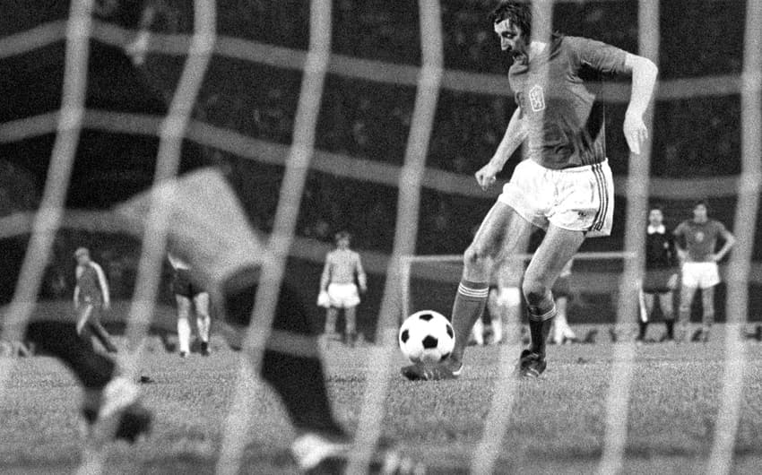 Panenka cobra o pênalti do título da Eurocopa de 1976, contra a Alemanha Ocidental