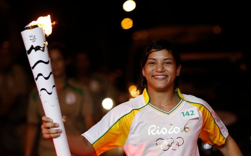 Campeã olímpica Sarah Menezes foi a atração do revezamento da tocha em Parnaíba, no Piauí