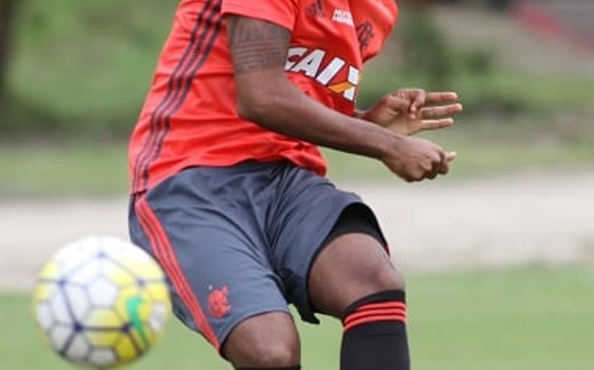 Rafael Vaz em treino de cobranças de falta (Gilvan de Souza / Flamengo)