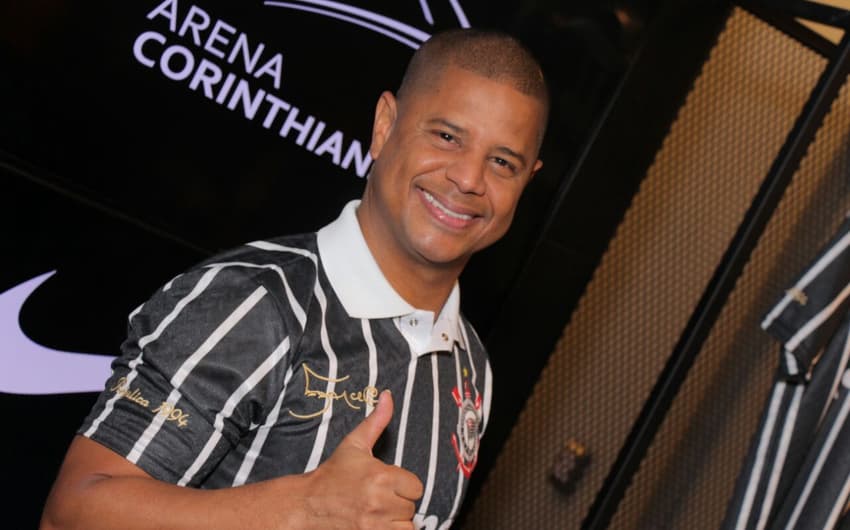 Marcelinho Carioca esteve em loja na Arena neste sábado (Foto: Divulgação)