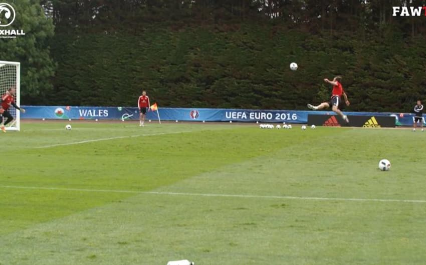 Bale faz golaço de voleio no treino de País de Gales