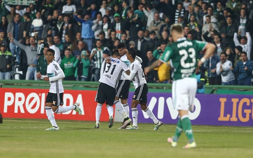 Com gol de Leandro no fim, Coritiba arrancou empate com Palmeiras<br>​
