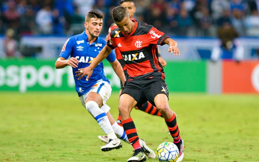 No primeiro turno, vitória rubro-negra no Mineirão por 1x0, com gol do estreante Réver