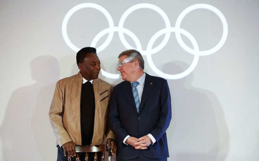 Em evento, Pelé recebe medalha olímpica de presidente do COI