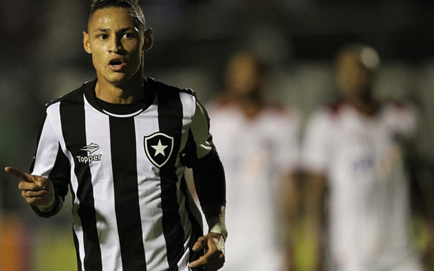 Neilton marcou um dos gols no empate do Botafogo com o Flamengo