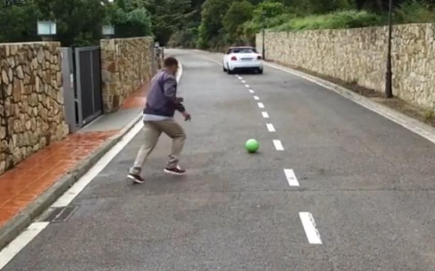 Ronaldo chuta de longe e acerta bola em carro em movimento