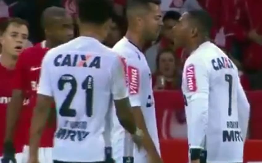 Robinho e Rafael Carioca discutem - Internacional 2 x 0 Atlético MG