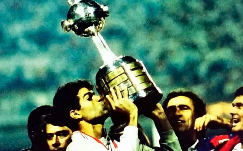 Raí beija a taça da Libertadores no Morumbi