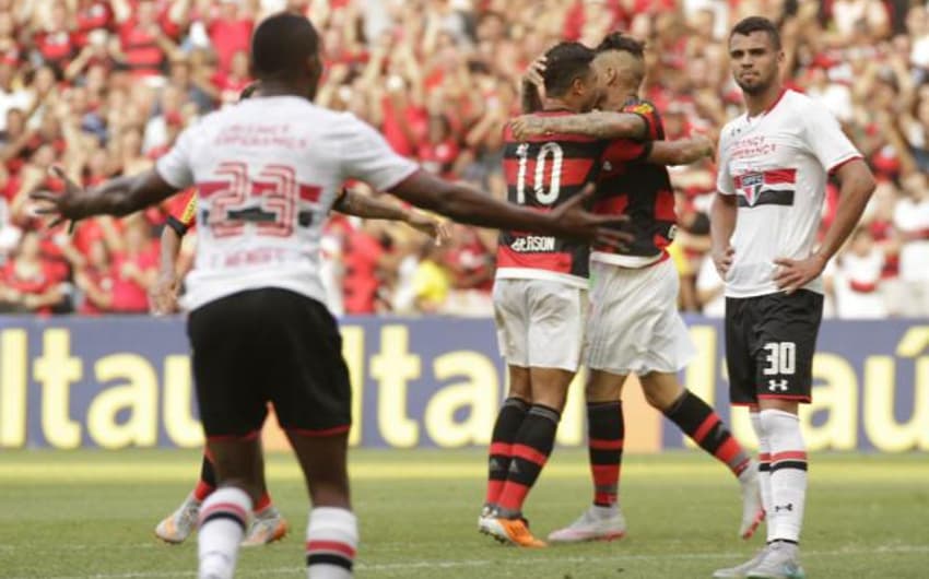 Último encontro: Flamengo 2x1 São Paulo (23/08/2015, pelo Brasileirão)