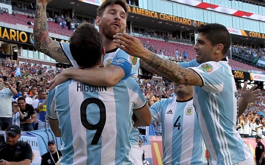 Higuaín e Messi - Argentina x Venezuela