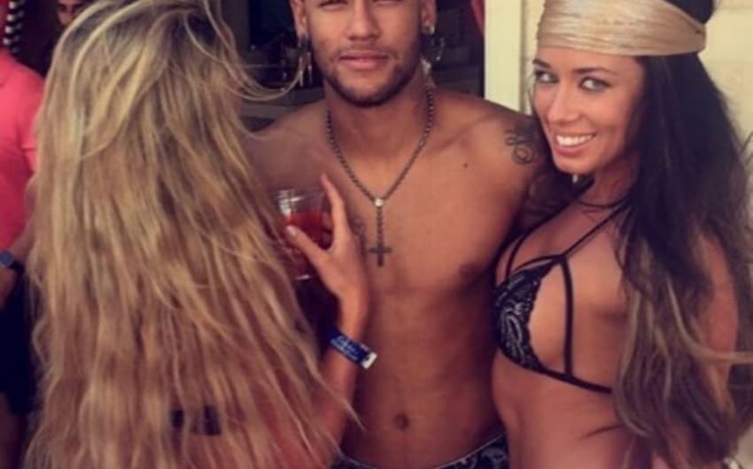Neymar com garotas durante as férias