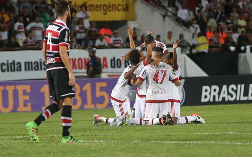 Arão faz golaço, Flamengo vence o Santa Cruz e dorme no G4