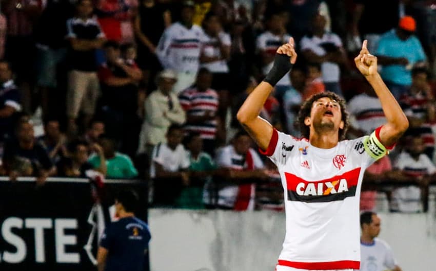 Arão faz golaço, e Flamengo supera o Santa Cruz no Arruda