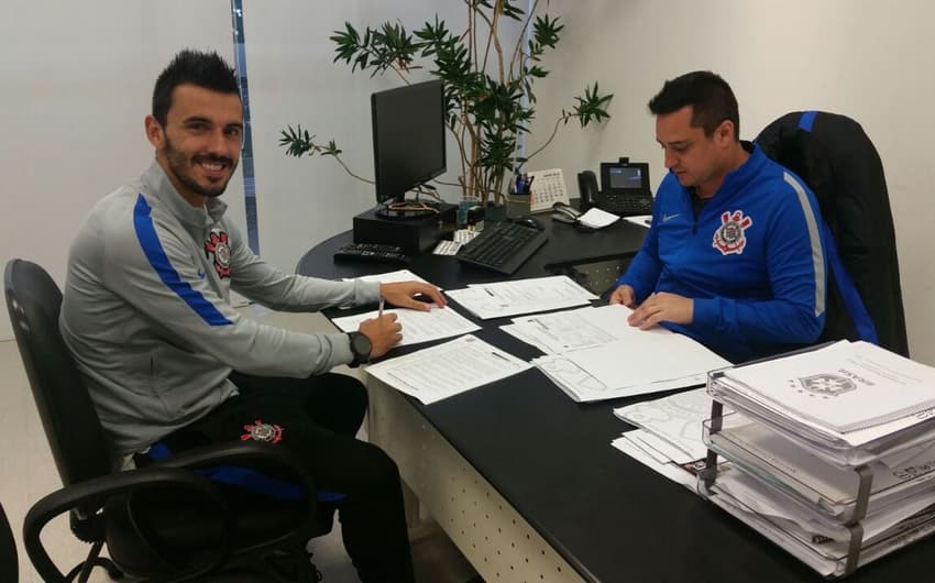 Uendel assinou contrato com o Corinthians nesta quinta-feira&nbsp;