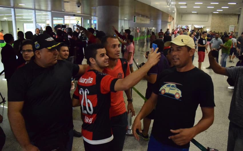 Alan Patrick posa para fotos com torcedores (Divulgação / Flamengo)