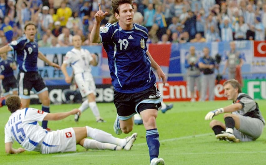 Messi disputa a Copa de 2006, tem um gol anulado contra o México e vê do banco a Argentina cair nas quartas para Alemanha