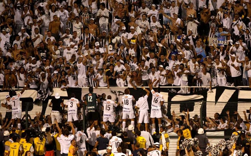 Jogadores do Santos comemoram com a torcida o título paulista de 2010, no Pacaembu&nbsp;