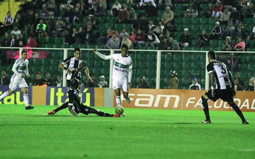 Figueirense e Coritiba fizeram um jogo com poucas emoções em Floripa.