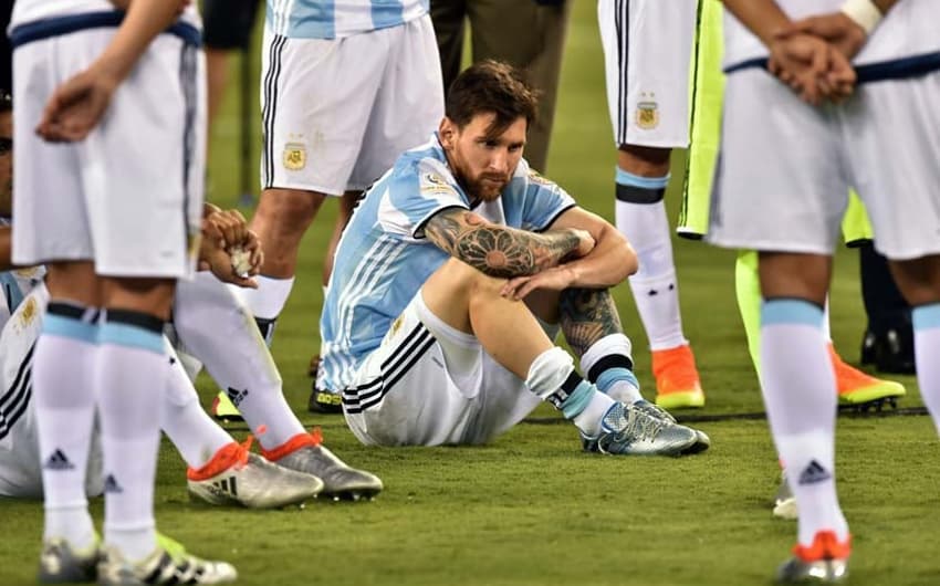 O filme se repete. Só que dessa vez Messi consegue piorar o final. Após empate com o Chile, na decisão por pênaltis o craque desperdiça sua cobrança e perde nova final