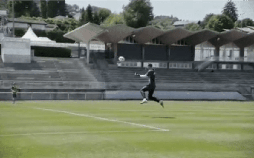Bom de cabeça! Neuer aparece treinando finalização em bolas aéreas