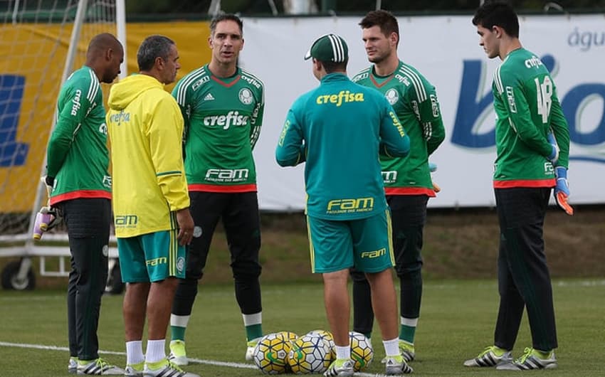 Goleiros conversam com Oscar Rodríguez e Danilo (de costas)