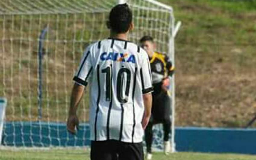 Alyson em ação com a camisa do Corinthians (Foto: Reprodução/Facebook)