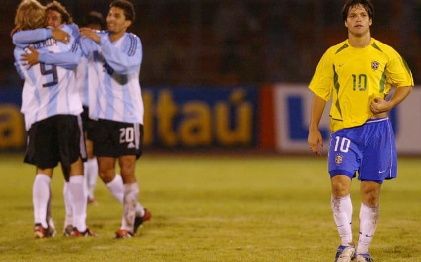 Em 2004, o Brasil, dos jovens craques Diego e Robinho, não conseguiu se classificar para os Jogos Olímpicos de 2004