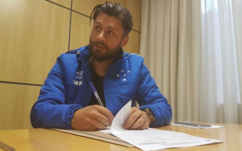 Rafael Sóbis assina contrato de três anos com o Cruzeiro