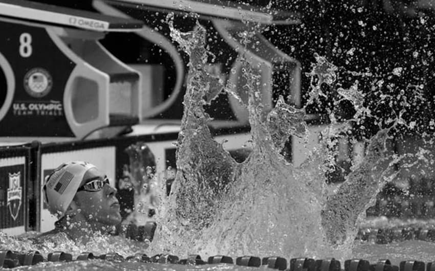 Michael Phelps, dos Estados Unidos, comemora o primeiro lugar na bateria final de 100 metros borboleta<br>