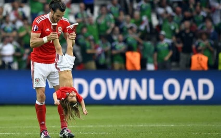Bale com sua filha - País de Gales x Irlanda do Norte