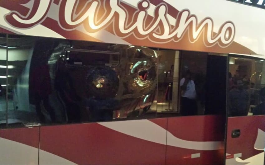 Ônibus do Fluminense foi depredado na saída das Laranjeiras (Foto: Reprodução/Internet)