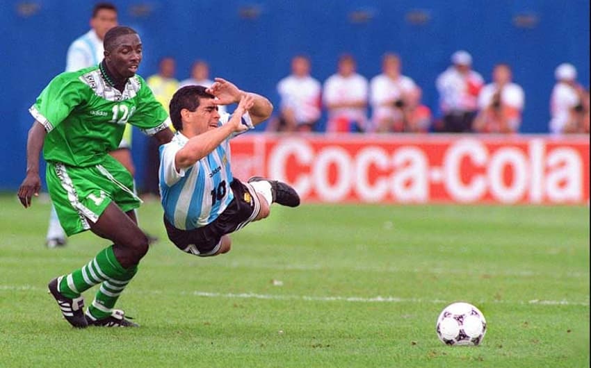 Copa de 1994 -&nbsp;Argentina 2 x 1	Nigéria -&nbsp;As duas equipes haviam goleado em suas estreias nos Estados Unidos. Era o duelo da campeã sul-americana, reforçada por Maradona, e da campeã africana, de Okocha, Amokachi entre outros craques. E o jogo começou eletrizante. Logo aos oito minutos, os Super Águias saíram na frente em jogada rápida que resultou no gol de Siasia. Depois, foi a vez de Caniggia brilhar. Primeiro, aos 21, ele aproveitou rebote em cobrança de falta de Batistuta para empatar. E aos 28, o atacante marcou um belo gol para virar e dar a vitória aos argentinos. A partida marcou também o último jogo de Diego Armando Maradona em Copas. Ele foi pego nesta partida no exame antidoping. <br>