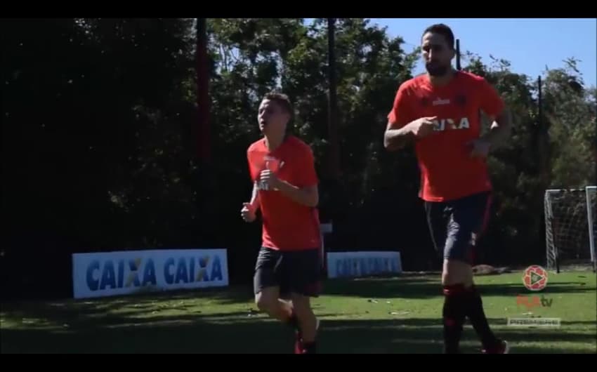 Adryan correndo ao lado de Donatti em treino (Reprodução / TV Fla)