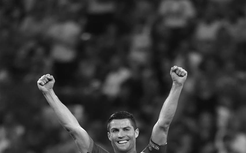 Cristiano Ronaldo celebra a vitória de Portugal sobre o Pais de Gales
