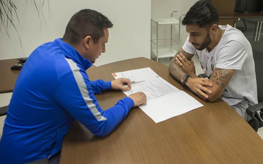 Vilson assinou novo contrato com o Corinthians nesta terça