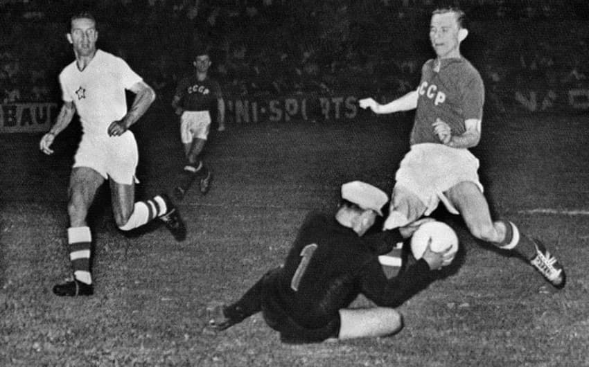 Na primeira Euro, em 1960, a antiga União Soviética venceu a Iugoslávia e foi campeã