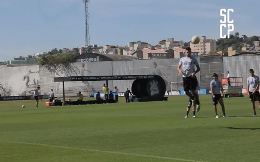Corinthians treina finalizações de cabeça