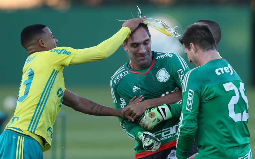 Gabriel Jesus acerta a primeira ovada em Prass (FOTO: Cesar Greco/Palmeiras)