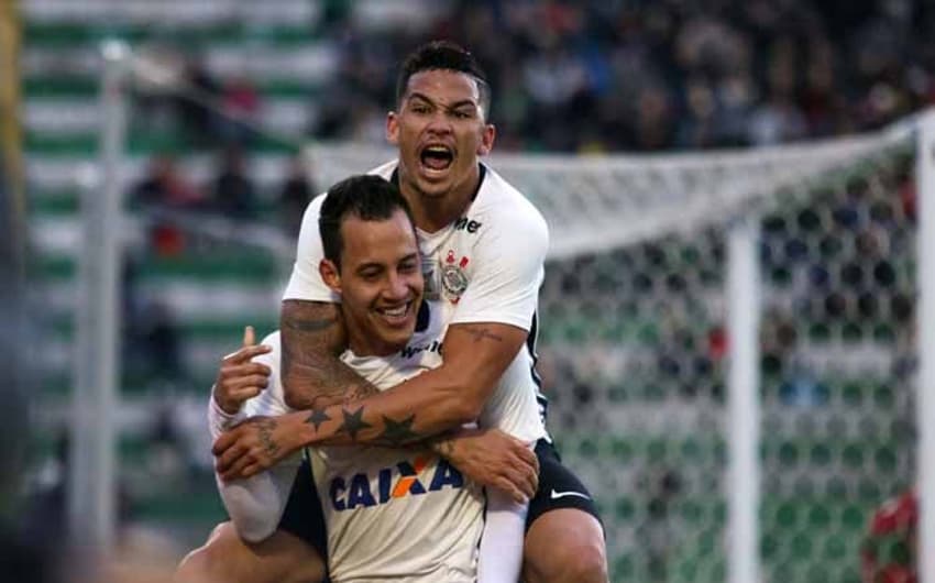 Corinthians venceu a Chape e chegou aos mesmos 28 pontos do Palmeiras no Brasileirão