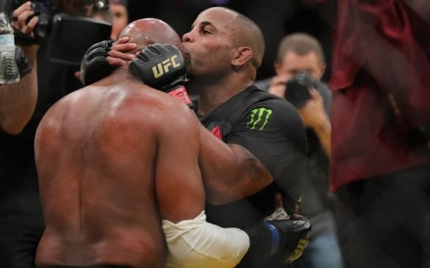 UFC 200: Anderson Silva perdeu para Daniel Cormier na decisão
