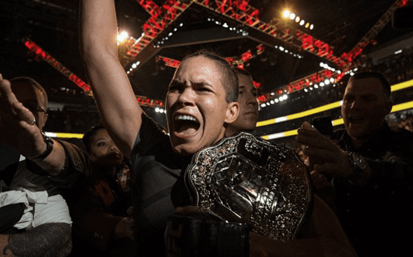Amanda Nunes comemora conquista de título do UFC
