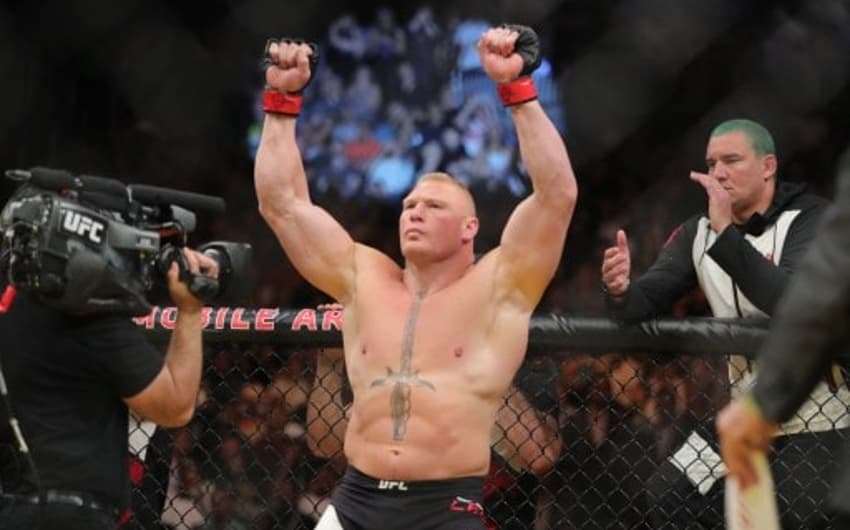 Brock Lesnar venceu Mark Hunt na decisão no UFC 200