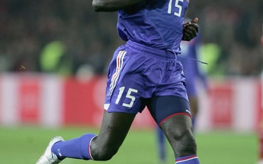 Lilian Thuram (142 jogos) - Jogou com a camisa da seleção francesa durante 12 anos, de 1996 a 2008. Foi campeão do mundo em 1998 e da Eurocopa em 2000. Na Copa em que os franceses foram campeões, ele fez os dois gols que deram a vitória contra a Croácia na semifinal<br>