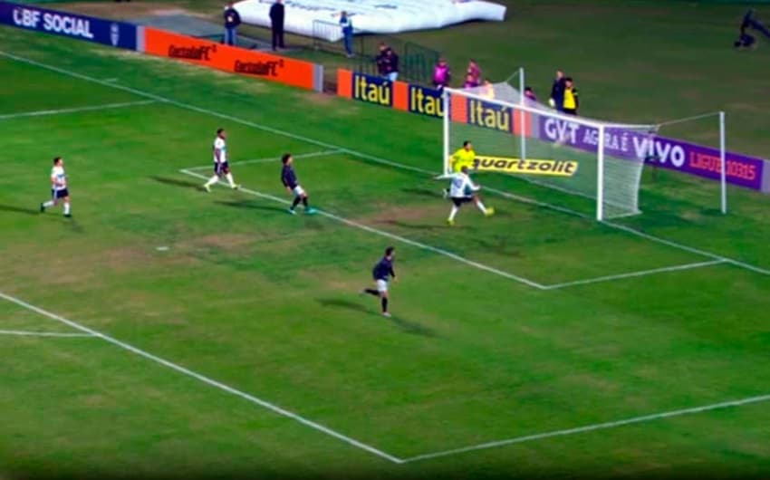 Emerson Conceição viu uma chance de gol contra explodir no travessão