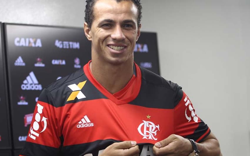 GALERIA: A chegada de Leandro Damião ao Flamengo