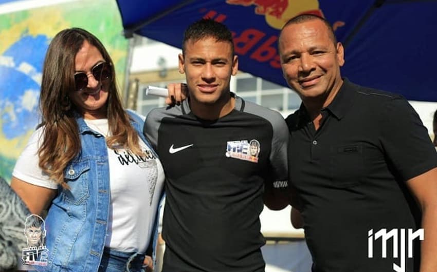 Ao lado dos pais, Neymar participou de evento no Instituto na semana passada, na Praia Grande