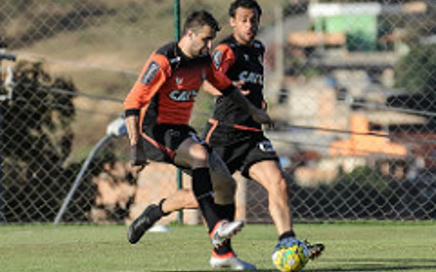 Fred e Pratto treinam pelo Atlético-MG na Cidade do Galo