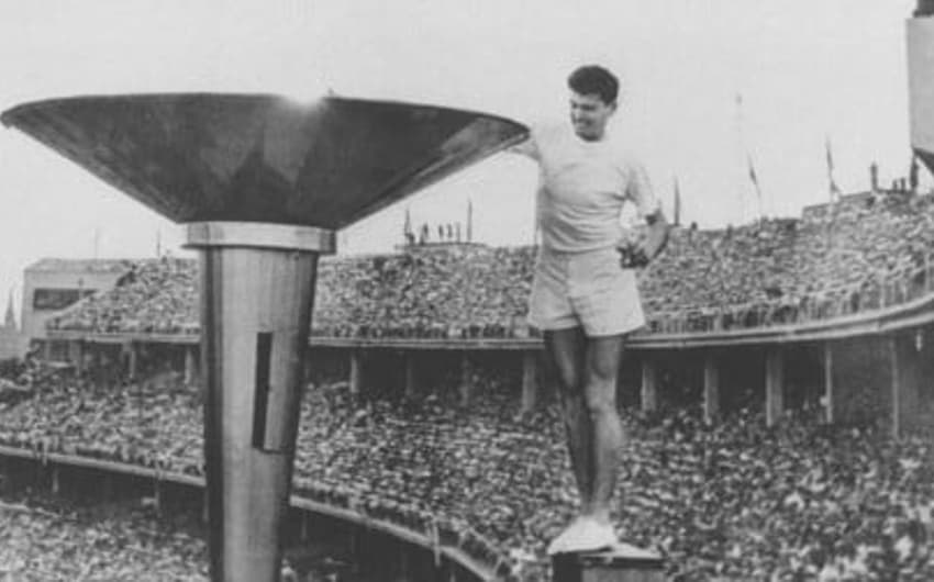 O australiano Ronald Clarke acendeu a pira dos Jogos de Melbourne em 1956 (Foto: Acervo COI)