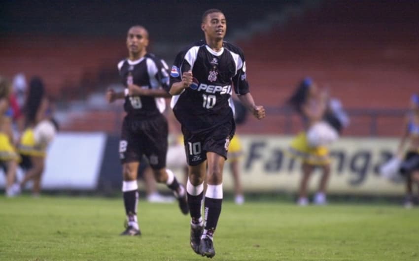 Gil fez dois gols no clássico Corinthians x São Pulo em Brasileiros