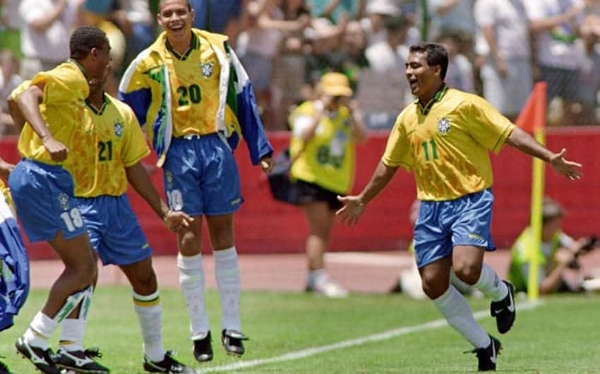 Romário comemora ao marcar o primeiro gol do Brasil na Copa, na vitória de 2 a 0 sobre a Rússia
